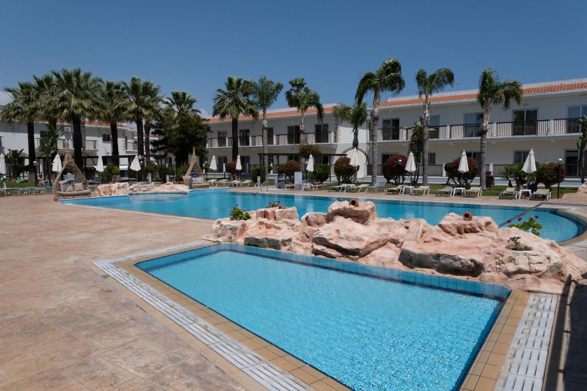 Loutsiana Deluxe Apts ไอยานาปา ภายนอก รูปภาพ